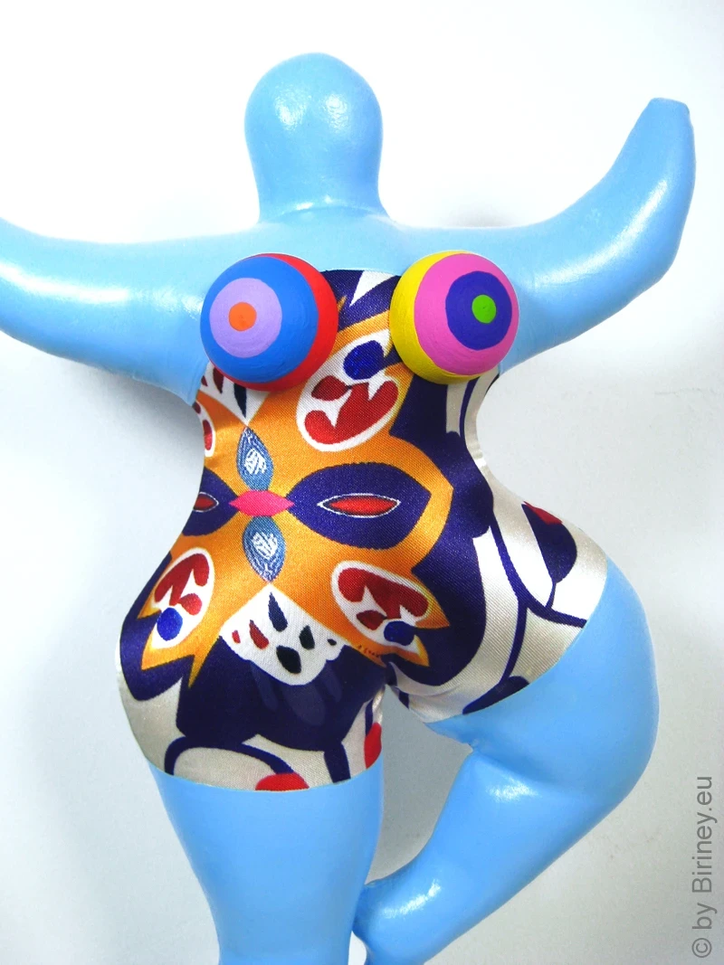 hellblaue Nana Figur mit floralen Mustern SL Höhe 33cm