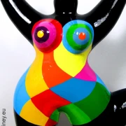 schwarze Nana-Figur mit Polygonmuster! Höhe 31cm