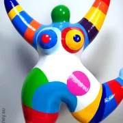 gestreifte Nana-Figur mit Kreismustern 31cm