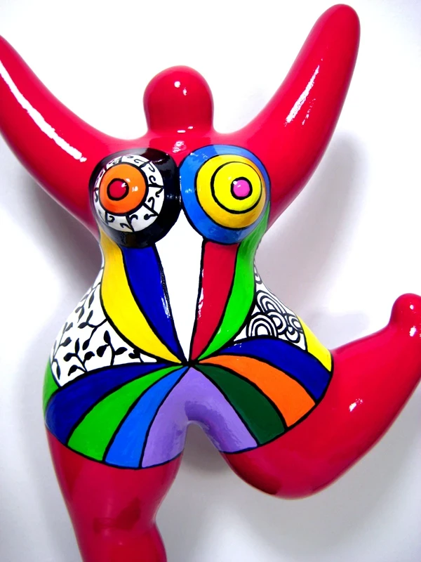 karminrote Nana-Figur mit Mustern 31cm