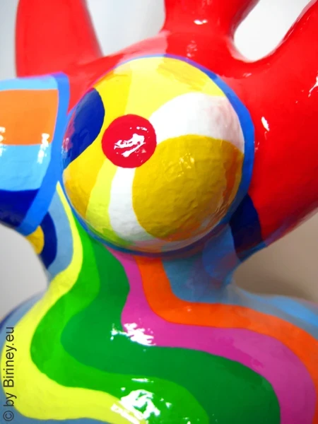 Unikat Nana-Figur Höhe 60 cm rot/bunte Farbwellen