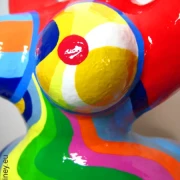 Unikat Nana-Figur Höhe 60 cm rot/bunte Farbwellen