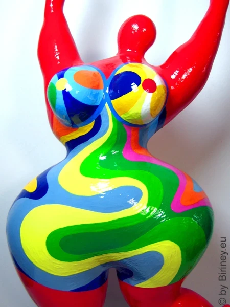 Unikat Nana-Figur Höhe 60 cm rot/bunte Farbwellen