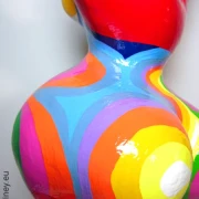 Unikat Nana-Figur Höhe 60 cm rot/bunte Farbwellen