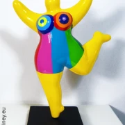 gelbe Nana-Figur mit Blockstreifen Keramik 22cm