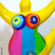 gelbe Nana-Figur mit Blockstreifen Keramik 22cm