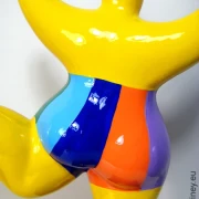 gelbe Nana-Figur mit Blockstreifen Keramik 22cm