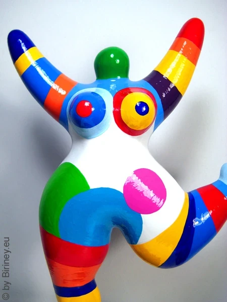 gestreifte Nana-Figur mit Kreismustern 31cm