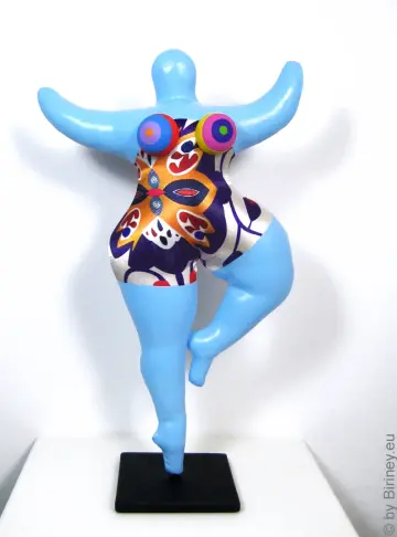 hellblaue Nana Figur mit floralen Mustern SL Höhe 33cm