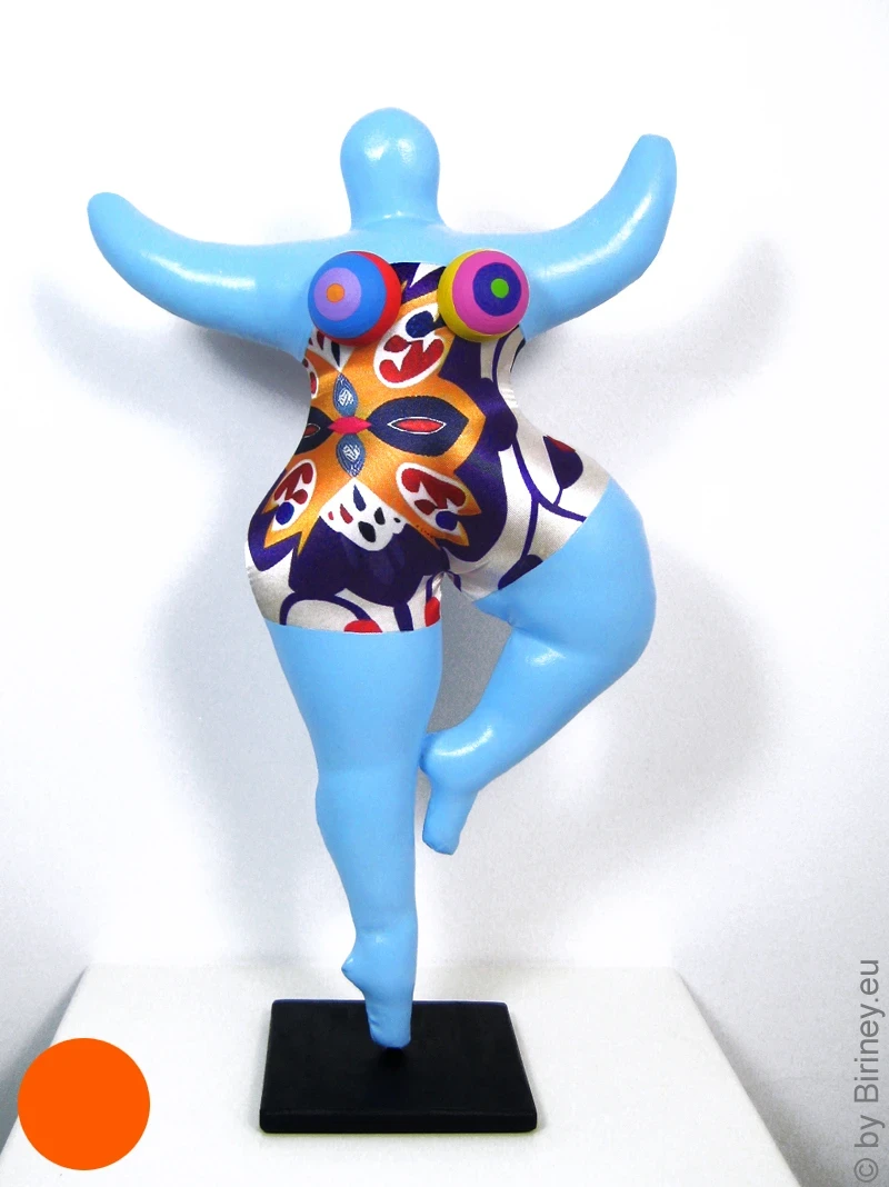 hellblaue Nana Figur mit floralen Mustern SL Höhe 33cm