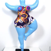 hellblaue Nana Figur mit floralen Mustern SL Höhe 33cm