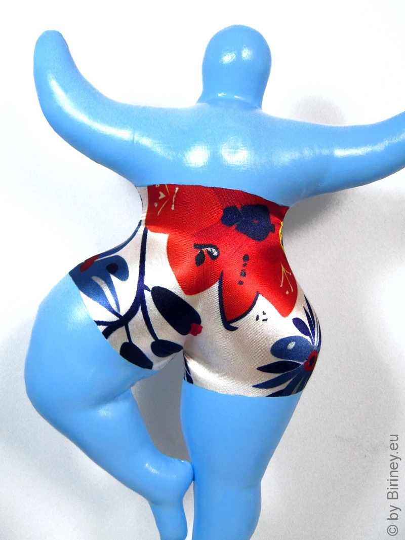 hellblaue Nana Figur mit floralen Mustern SL Höhe 33cm