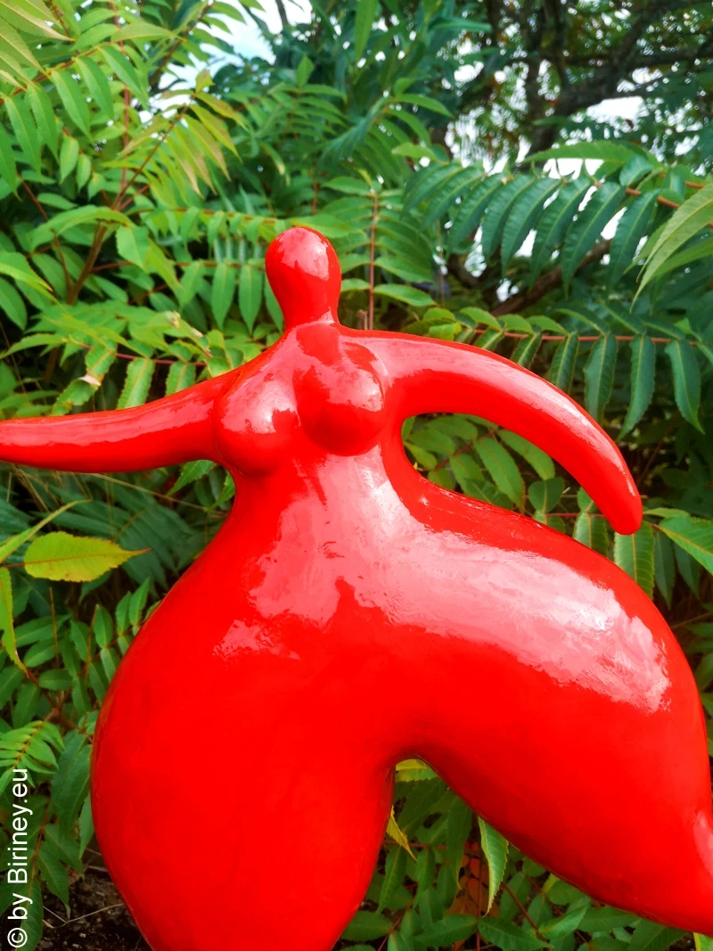 rote  Garten-Figur 55cm "Red Lady"  aus Kunstharz
