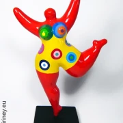 rote Nana-Figur aus handbemalter Keramik!  32cm Kreismuster