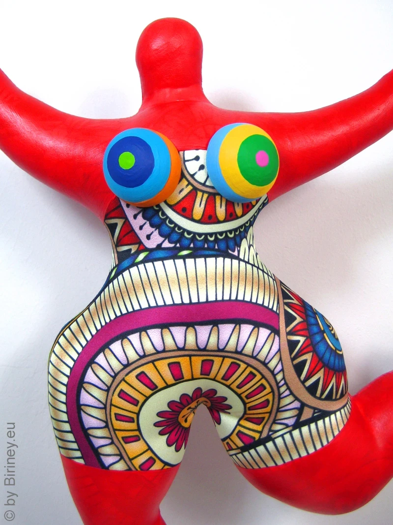 rote Nana Figur mit Ornamenten SL Höhe 38cm
