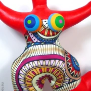 rote Nana Figur mit Ornamenten SL Höhe 38cm