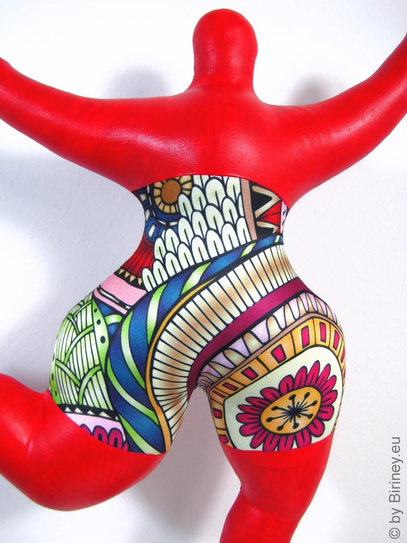 rote Nana Figur mit Ornamenten SL Höhe 38cm