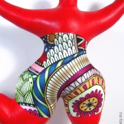 rote Nana Figur mit Ornamenten SL Höhe 38cm