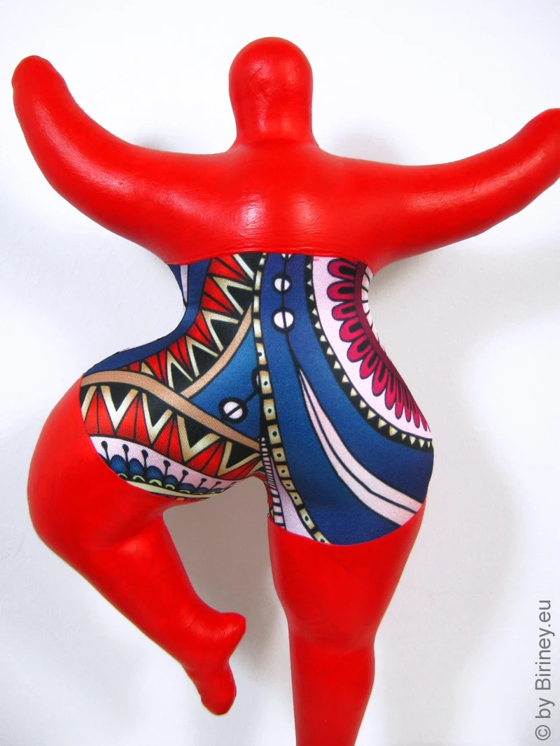 rote Nana Figur mit Ornamenten SL Höhe 34cm