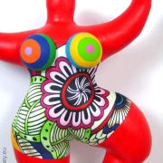 rote Nana Figur mit Ornamenten SL Höhe 34cm