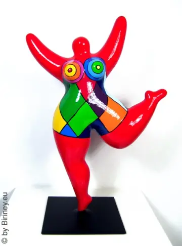 red Nana sculpture with polygonal pattern! 31cm / 12 inches