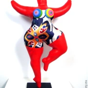 rote Nana Figur mit floralen Mustern SL Höhe 33cm