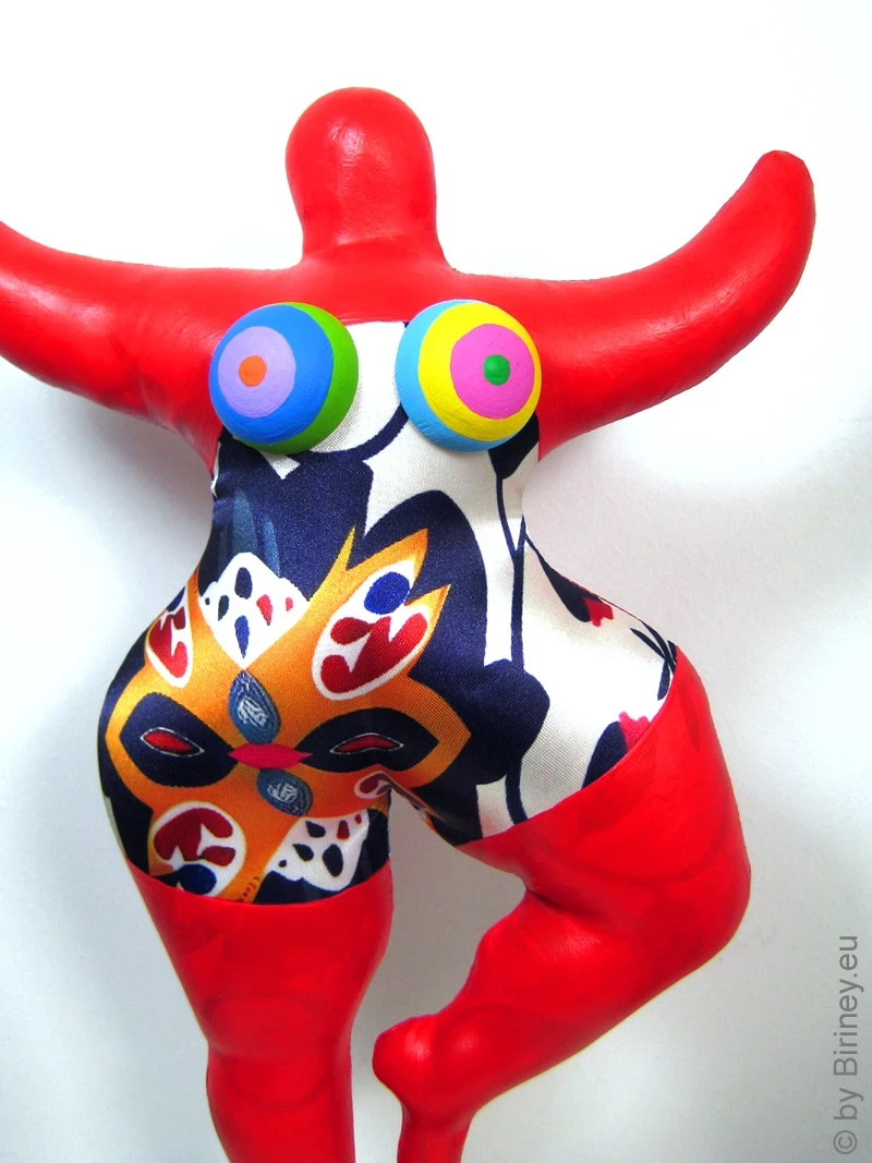 rote Nana Figur mit floralen Mustern SL Höhe 33cm