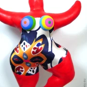 rote Nana Figur mit floralen Mustern SL Höhe 33cm