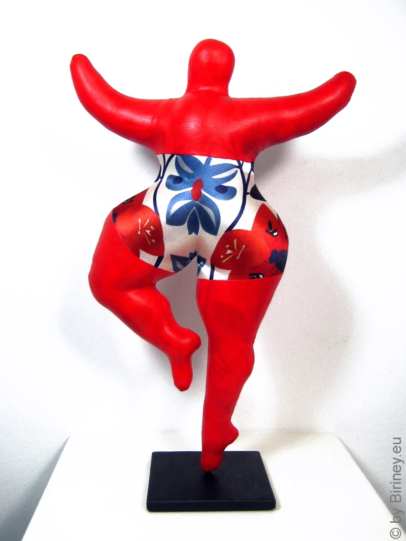 rote Nana Figur mit floralen Mustern SL Höhe 33cm