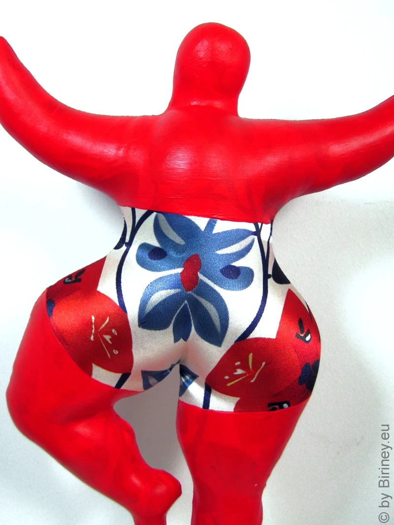 rote Nana Figur mit floralen Mustern SL Höhe 33cm