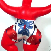 rote Nana Figur mit floralen Mustern SL Höhe 33cm