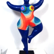 rote Nana Figur mit floralen Mustern SL Höhe 33cm