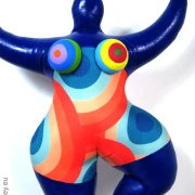 rote Nana Figur mit floralen Mustern SL Höhe 33cm