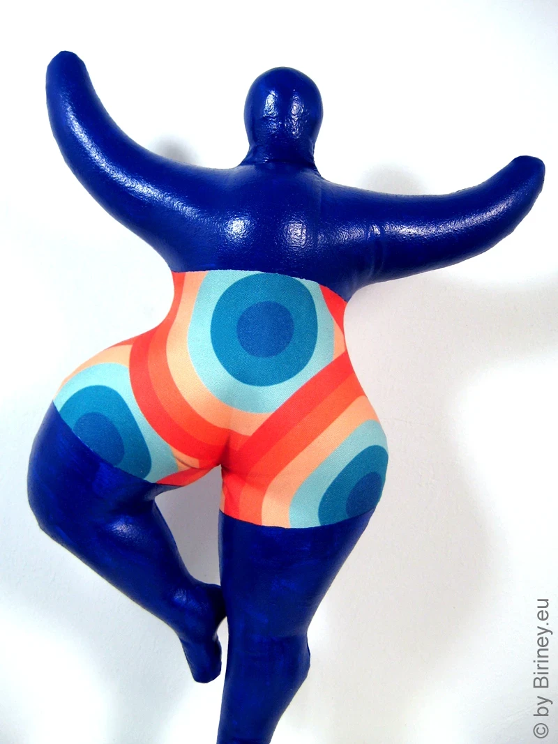 rote Nana Figur mit floralen Mustern SL Höhe 33cm