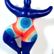 rote Nana Figur mit floralen Mustern SL Höhe 33cm