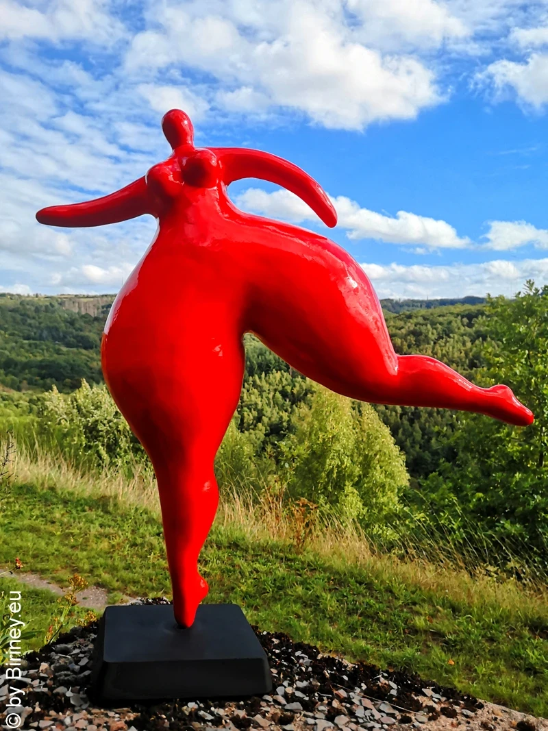 rote  Garten-Figur 55cm "Red Lady"  aus Kunstharz