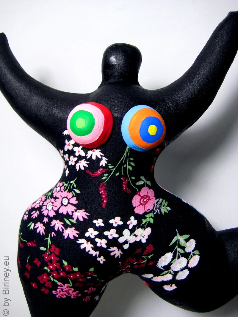 schwarze Nana Figur SL mit Blumen! Höhe 40cm Leichtgewicht