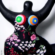 schwarze Nana Figur SL mit Blumen! Höhe 40cm Leichtgewicht